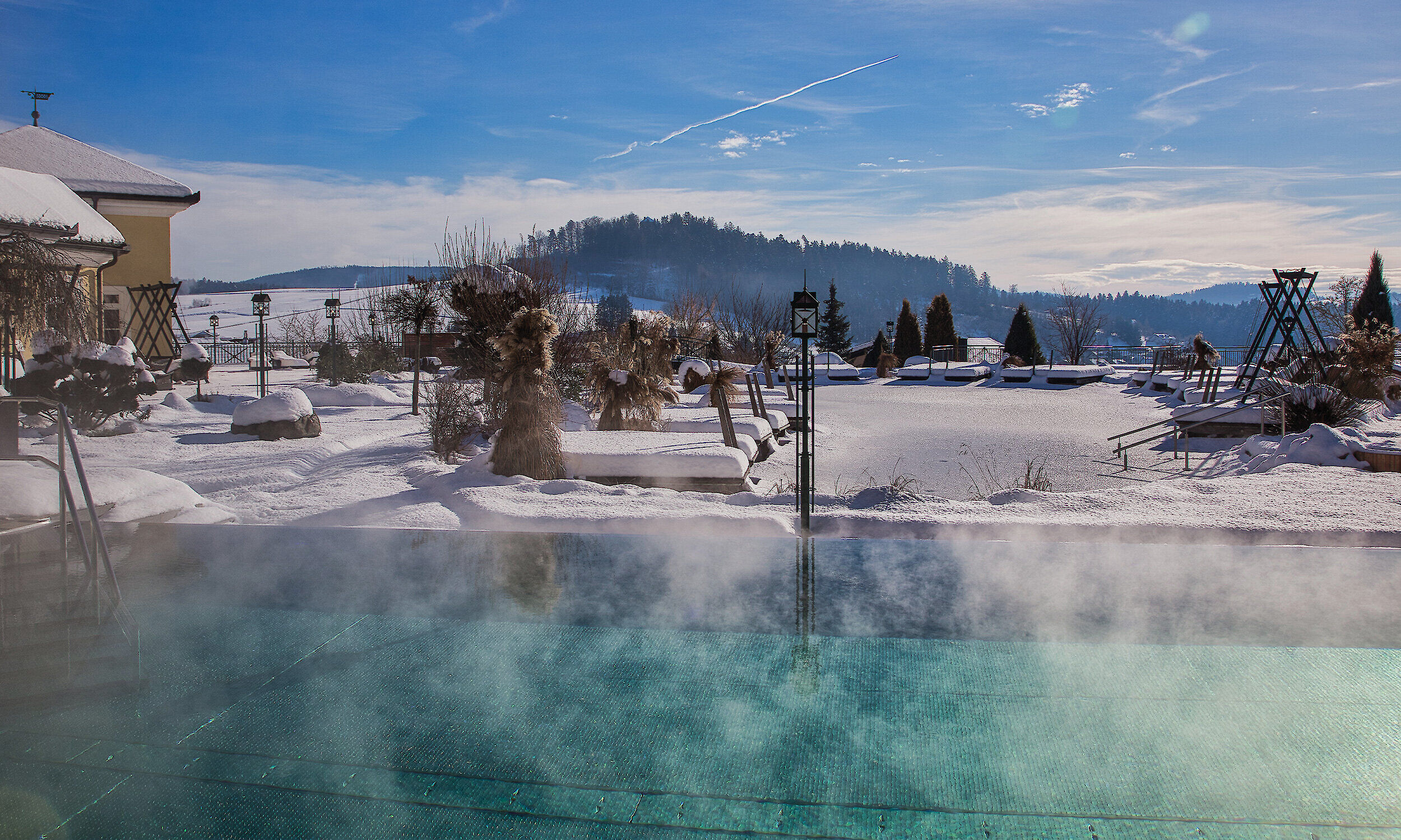 25m langer Infinity-Pool mit Sprudelliegen